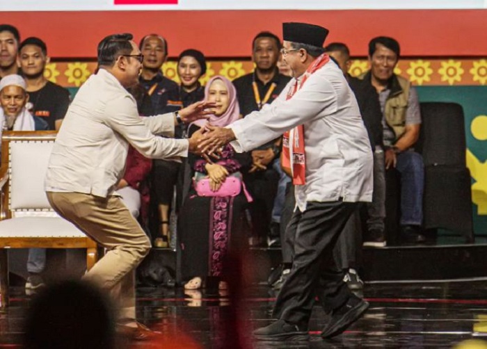 Rano Karno (kanan) menyalami Ridwan Kamil di debat kedua Pilkada DKI Jakarta di Beach City Int. Stadium, Ancol, Jakarta, Minggu (27/10/2024). (Hanung Hambara/Jawa Pos)