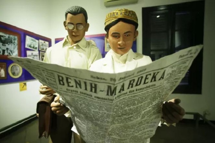 Pengunjung menyaksikan diorama Kongres Pemuda kedua di Museum Sumpah Pemuda, Jakarta, Jumat (28/10/2022). Foto: Dery Ridwansah/ JawaPos.com