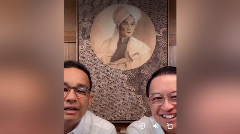 Anies dan Tom Lembong melakukan live TikTok di kediamannya, kemarin. Foto: Twitter Anies Bubble.