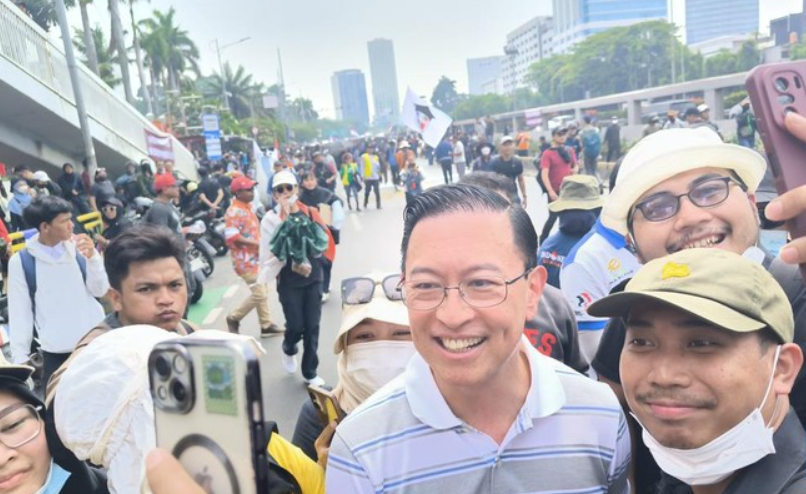 Foto: Thomas Lembong, Mantan Menteri era Pemerintahan Presiden Joko Widodo (Jokowi) ikut bergabung dalam aksi massa Peringatan Darurat Indonesia yang berlangsung pada hari ini di Gedung DPR/MPR.