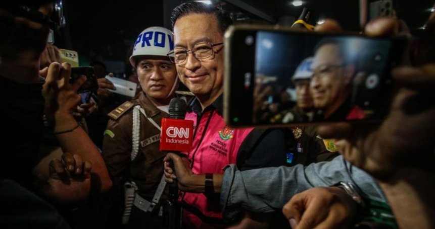Menteri perdagangan tahun 2015-2016 Tom Lembong saat dibawa ke mobil tahanan di Kejaksaan Agung, Jakarta, Selasa (29/10/2024).  (Foto: Rifkianto Nugroho)