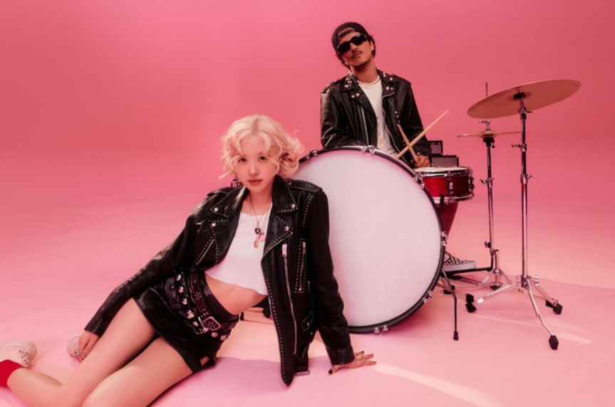 (Foto: dok. THEBLACKLABEL/Atlantic Records/Warner Music Indonesia) Rose & Bruno Mars berkolaborasi dalam lagu berjudul APT.