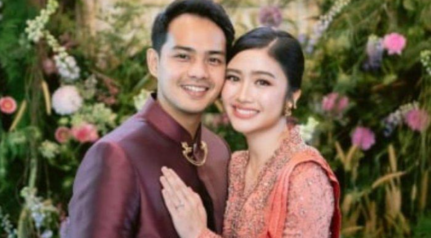 Pemain film dan sinetron Febby Rastanty membagikan kabar bahagia. Febby Rastanty mengumumkan telah dilamar Drajad Djumantara, kekasihnya yang bekerja sebagai anggota Polri, Kamis (31/10/2024).