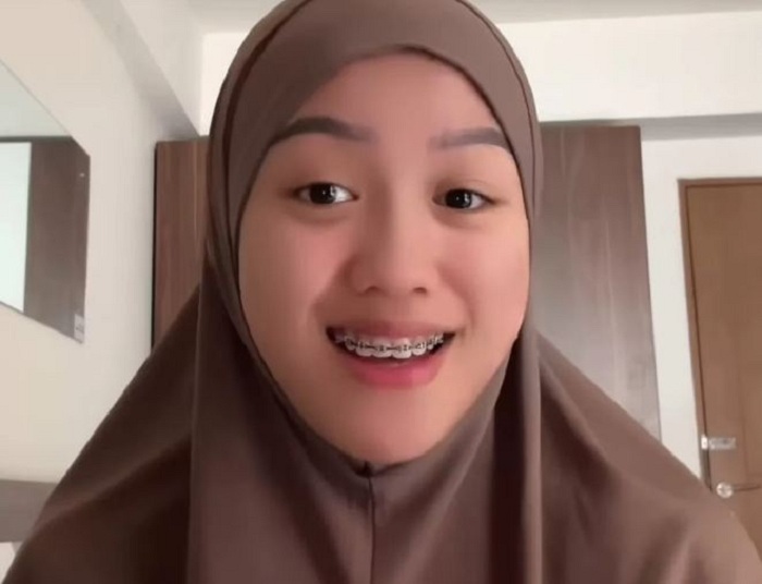 Netizen berkomentar negatif di balik hijab yang dikenakan Lolly di tengah memanasnya hubungannya dengan Nikita Mirzani. (Instagram: itsofficiallaura)