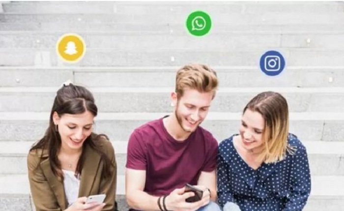 Ilustrasi gen Z menggunakan ponsel untuk mengakses sosial media (Freepik)