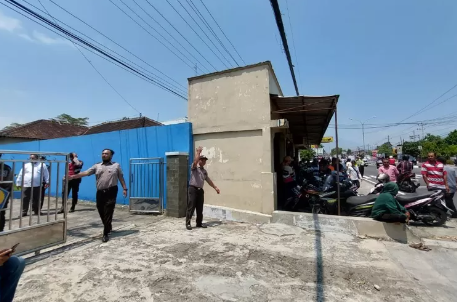 Para peternak sapi perah berkumpul sebelum masuk ke Kantor Pelayanan Pajak (KPP) Pratama Boyolali, Senin (28/10/2024). (SMSolo/Joko Murdowo)