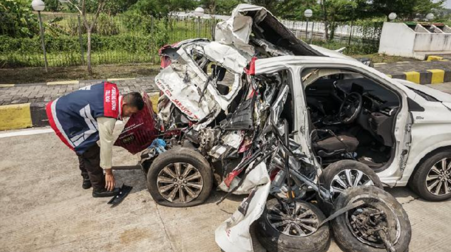 Petugas gerbang exit Tol Bojong menunjukkan kondisi barang bukti mobil wartawan TV One yang mengalami kecelakaan di Gerbang Exit Tol Bojong, Kabupaten Pekalongan, Jawa Tengah, Kamis, 31 Oktober 2024.