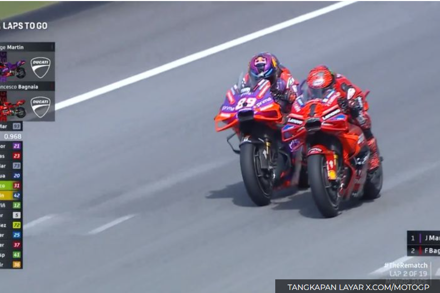 Dogfight alias duel jarak dekat antara Jorge Martin dan Francesco Bagnaia saat balapan MotoGP Malaysia di Sirkuit Sepang, Malaysia, 3 Maret 2024.