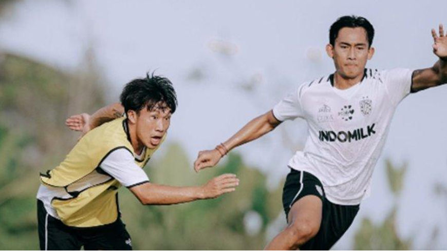 Dua pemain andalan Bali United, Misturu Maruoka dan rekannya berlatih di tc Bali United Pantai Purnama Gianyar belum lama ini.