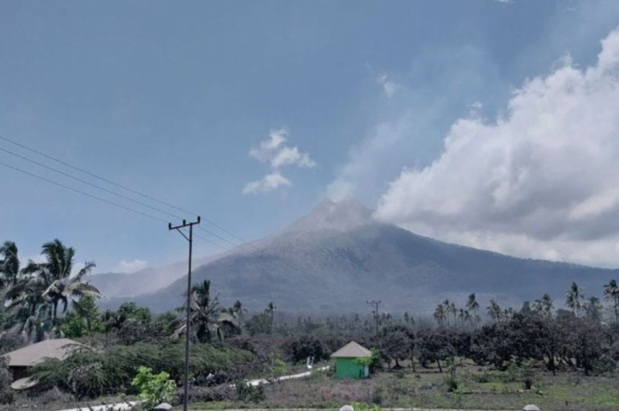 Foto erupsi Gunung Lewotobi Laki-laki di Kecamatan Wulanggitang, Senin (4/11/2024). (ANTARA/HO-PVBMG).