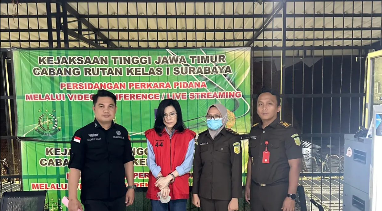 Kejaksaan Agung melalui Tim Penyidik Jaksa Agung Muda Bidang Tindak Pidana Khusus (Jam Pidsus) telah menetapkan MW selaku Ibu kandung dari terpidana Ronald Tannur sebagai tersangka. (Liputan6.com)