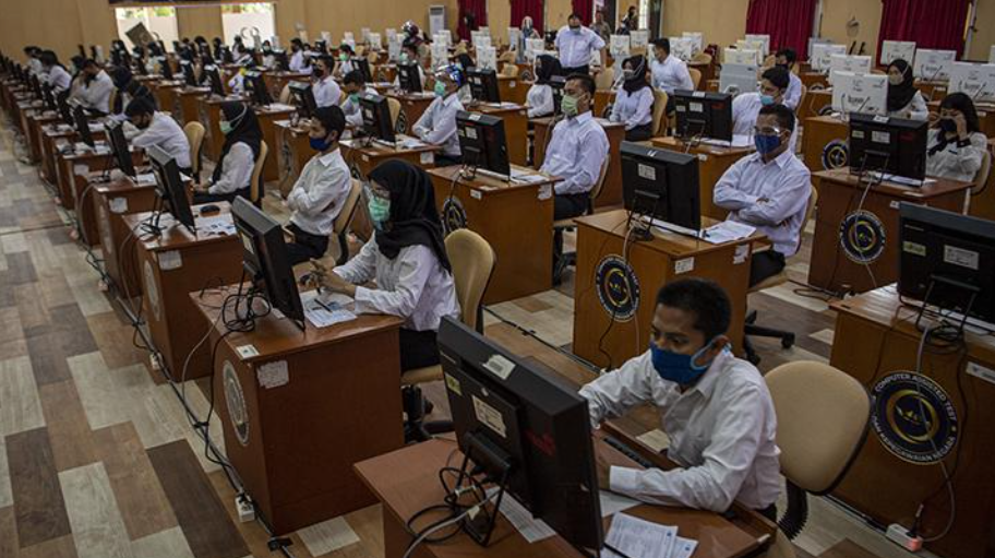 Peserta mengikuti Seleksi Kompetensi Bidang (SKB) berbasis Computer Assisted Test (CAT) untuk Calon Pegawai Negeri Sipil (CPNS). (ANTARA)