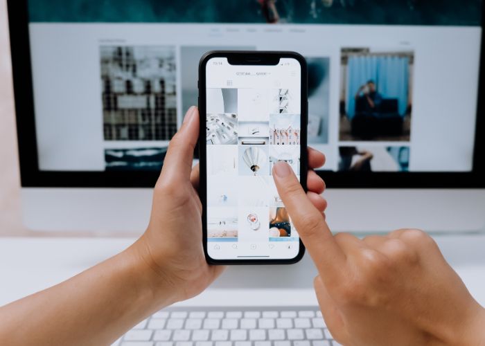 Ilustrasi Menampilkan Layar HP ke Laptop