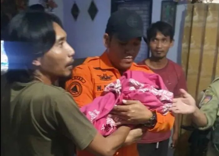Bayi Perempuan dengan Tali Pusar Masih Menempel Ditemukan di Atap