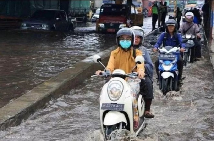 Ilustrasi: Motor matic melintas banjir. (Wahana Honda)