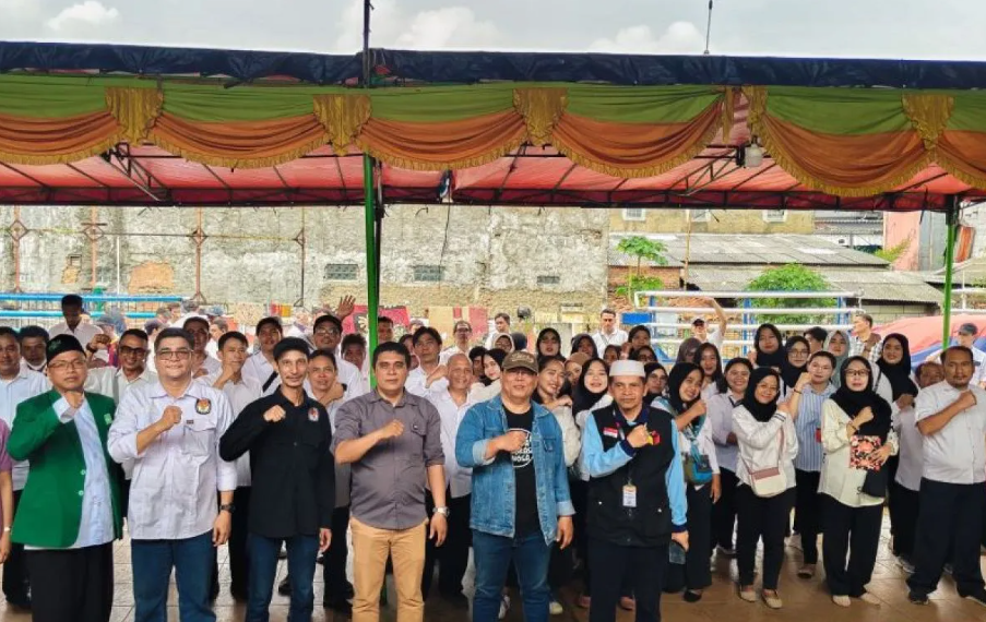 Pelantikan petugas Kelompok Penyelenggara Pemungutan Suara (KPPS) di Kampung Tangguh Kelurahan Mangga Dua Selatan, Kecamatan Sawah Besar, Jakarta Pusat, Kamis (7/11/2024). (ANTARA)