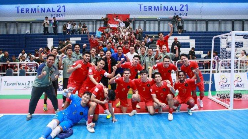 Kegembiraan pemain Timnas Futsal Indonesia setelah melaju ke partai final Piala AFF Futsal 2024 dengan mengalahkan tim tuan rumah, Thailand dengan skor 5-1 di babak semifinal, Jumat (8/11/2024).