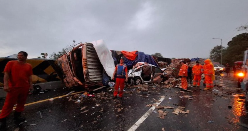 Kondisi TKP tabrakan beruntun di Tol Cipularang. (Dian Firmansyah/detikJabar)