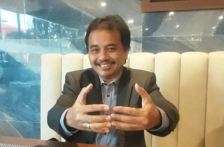 Arsip - Pakar telematika Indonesia KRMT Roy Suryo Notodiprojo saat berada di Biak Numfor, Rabu (20/4). ANTARA/Muhsidin