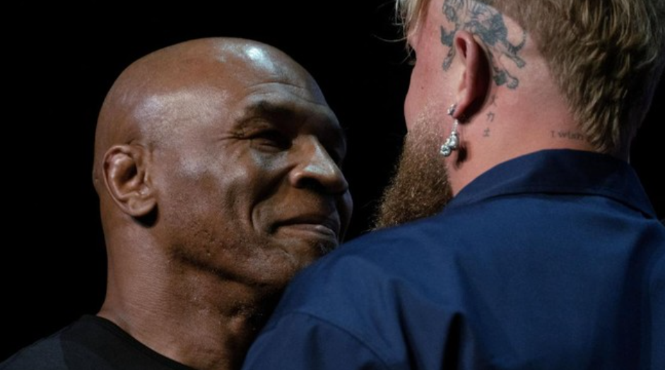 Jake Paul menyebut sang ibu merasa takut saat melihat langsung sosok Mike Tyson. (REUTERS/David Dee Delgado)