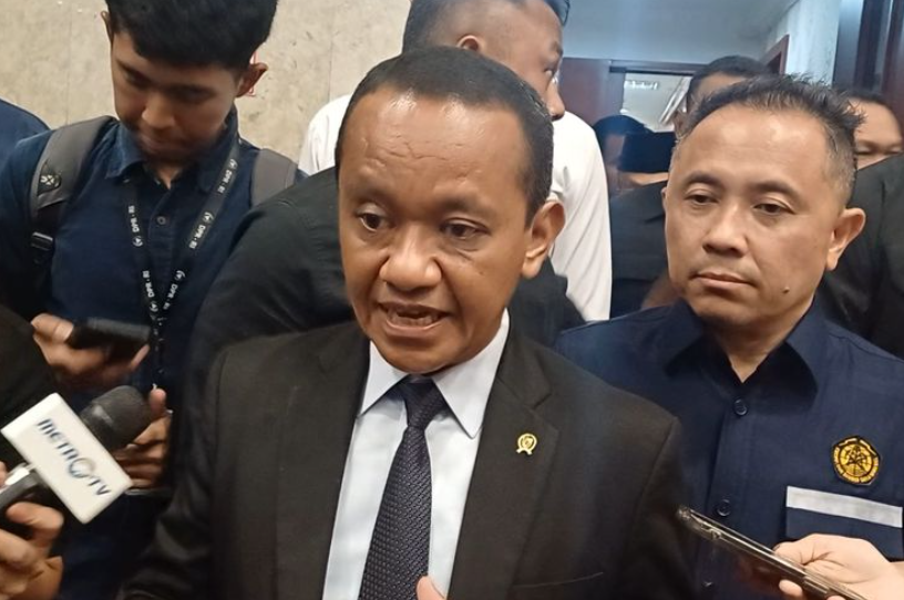 Menteri ESDM Bahlil Lahadalia saat ditemui di Gedung DPR RI, Rabu (13/11/2024).(KOMPAS.com/Tria Sutrisna)