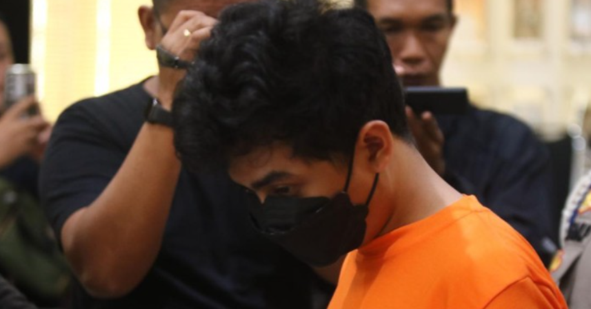Tampang mahasiswa berinisial MAT, pelaku tabrak lari yang menewaskan pejalan kaki di Ring Road Sleman, Sabtu (16/11/2024). Foto: Jauh Hari Wawan S/detikJogja