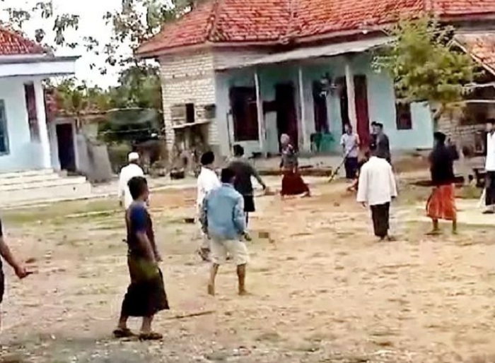 TEGANG: Sejumlah warga berada di lokasi dugaan pembacokan di Desa Ketapang Laok, Ketapang, Sampang, Minggu (17/11) sore. (Hasil tangkap layar)
