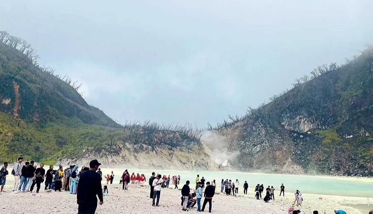 ALAMI: Kawah Putih yang yang terbentuk dari kaldera letusan Gunung Patuha menjadi salah satu ikon wisata di Ciwidey. (DINDA JUWITA/JAWA POS)