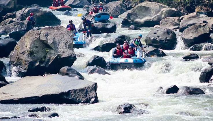 MENANTANG: Deretan batu-batu besar dengan arus yang deras menjadi ciri khas Sungai Ciwidey. (DINDA JUWITA/JAWA POS)