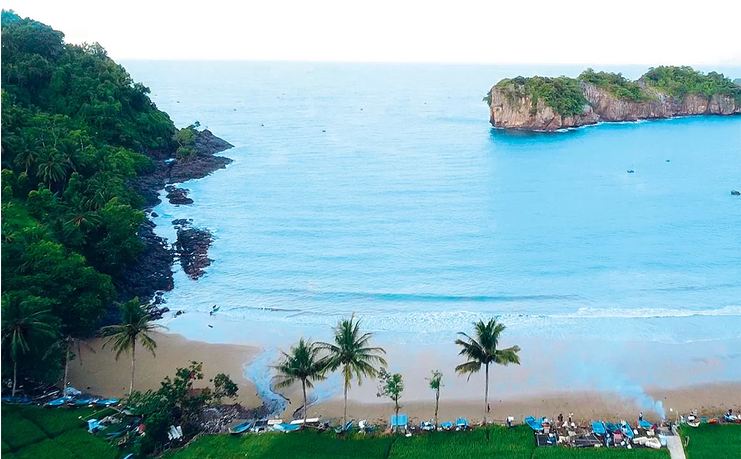 HIJAU BIRU: Salah satu daya tarik Pantai Kuyon adalah perpaduan pemandangan pantai dan hamparan sawah yang bersandingan. (Dok. Istimewa)
