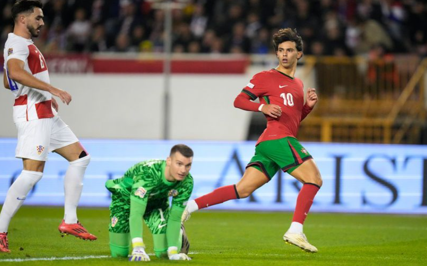 Joao Felix mencetak gol dalam laga UEFA Nations League antara Kroasia vs Portugal, Selasa (19/11/2024). (c) AP Photo/Darko Bandic