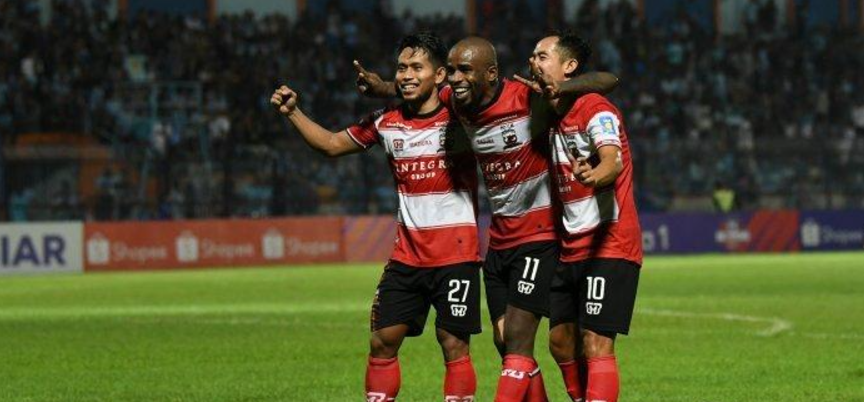 Pemain Madura United, Slamet Nurcahyo (kanan) merayakan golnya ke gawang Persela Lamongan bersama rekannya, Greg Nwokolo (tengah) dan Andik Vermansah dalam laga pekan pertama Liga 1 2019.