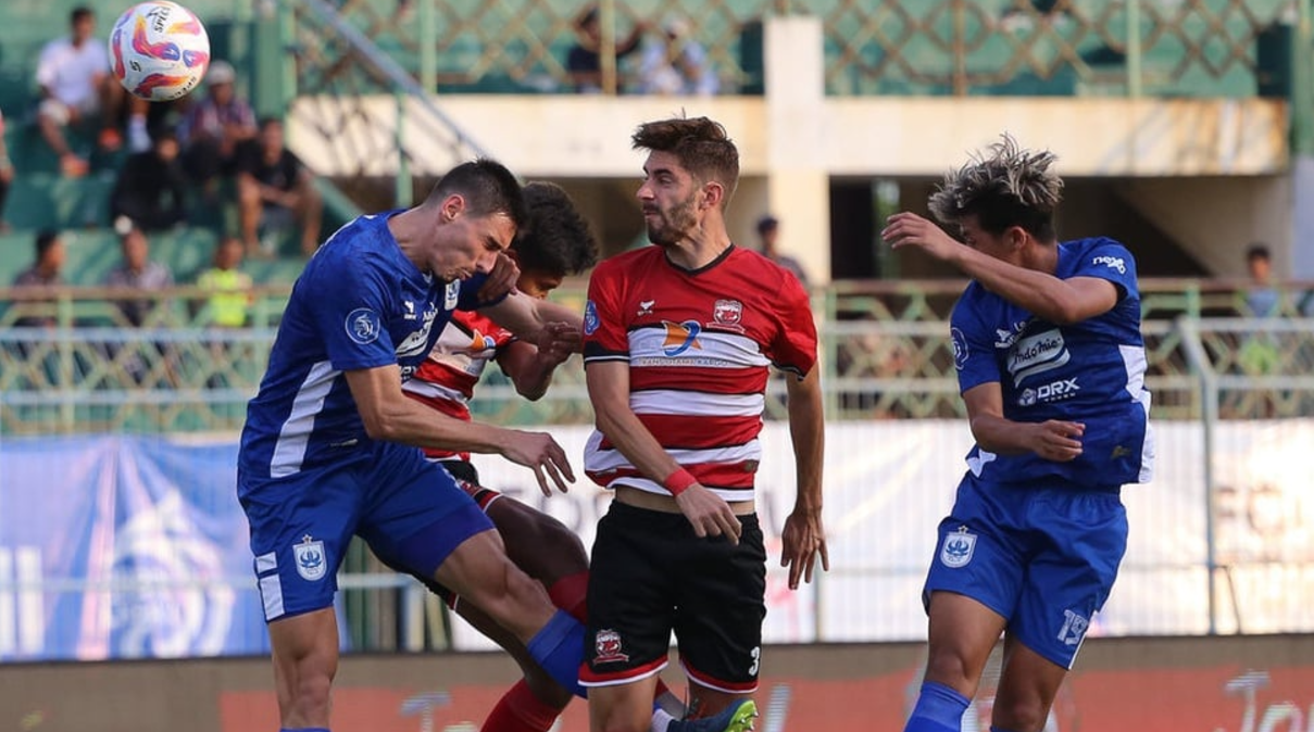 Pemain Madura United Pedro Monteiro berebut bola udara dengan Joao Ferrari dan Alfeandra Dewangga (PSIS) pada laga BRI Liga 1 di Stadion Gelora Bangkalan, Jawa Timur, Rabu (23/10/2024). (ANTARA)