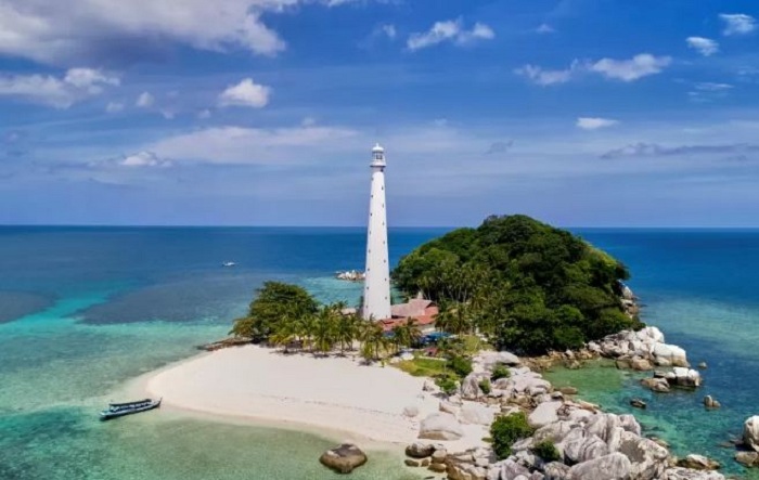 Mercusuar Pulau Lengkuas yang indah yang dibangun oleh Belanda pada tahun 1882 jadi salah satu destinasi wisata favorit di Belitung. (Istimewa)