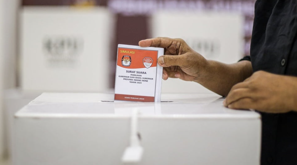 Warga mengikuti simulasi pemungutan suara Pilgub DKI Jakarta 2024 di Gelanggang Remaja Johar Baru, Jakarta, Kamis (24/10/2024). ANTARA FOTO/Dhemas Reviyanto/agr