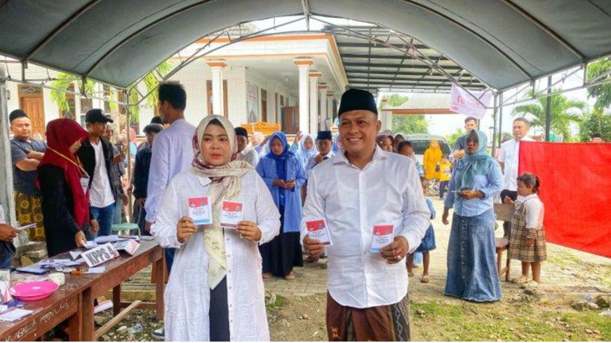 Calon Wakil Bupati Pamekasan nomoe urut 2, Sukriyanto saat nyoblos ke TPS Desa Blaban bersama istrinya, Rabu (27/11/2024).