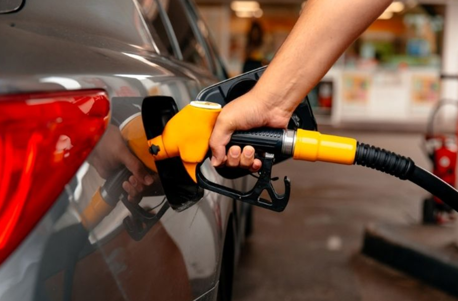 Ilustrasi mengisi BBM di SPBU Pertamina. (Shutterstock)
