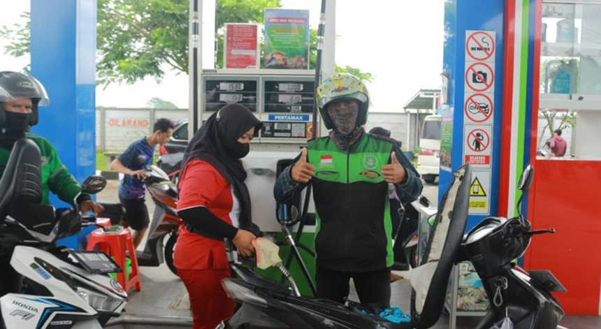 Ojol isi BBM. Foto: Istimewa