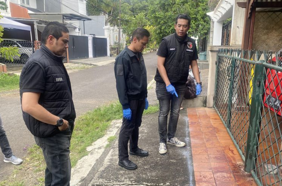 Polres Jakarta Selatan olah TKP kasus remaja MAS (14) yang membunuh ayah dan neneknya di Taman Bona Indah, Lebak Bulus, Sabtu (30112024) pukul 01.00 WIB.
