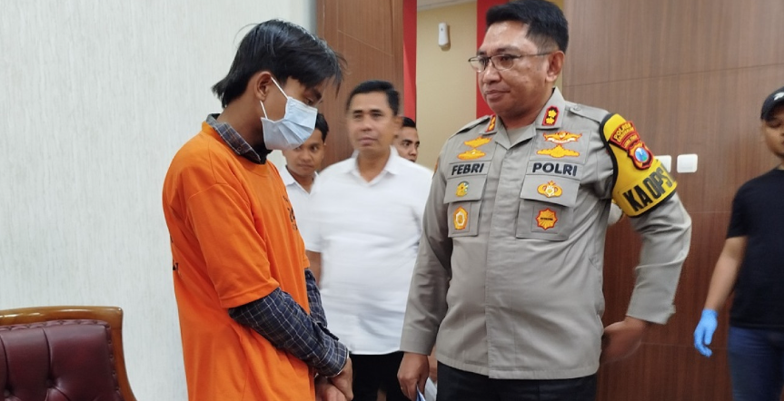 Pelaku saat diperiksa petugas. (Foto: Fathor Rahman/jatimnow.com)