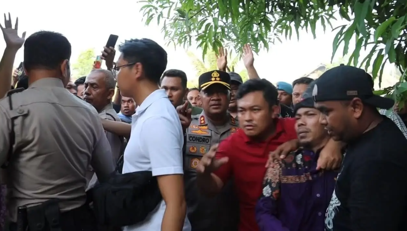 Pimpinan Ponpes yang Merudapaksa Tiga Santriwatinya, KH (batik ungu), Saat Ditangkap Personel Polres Serang. (Senin, 02/12/2024). (Polres Serang).