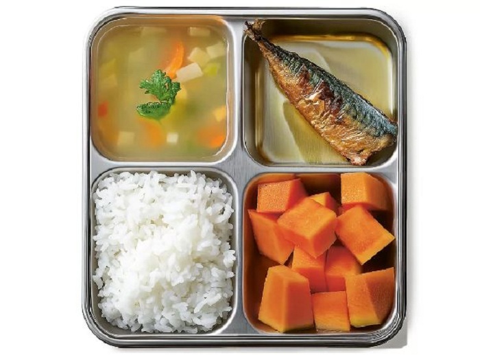 ILUSTRASI: Porsi makan bergizi gratis. (AI/AGUNG KURNIAWAN/JAWA POS)