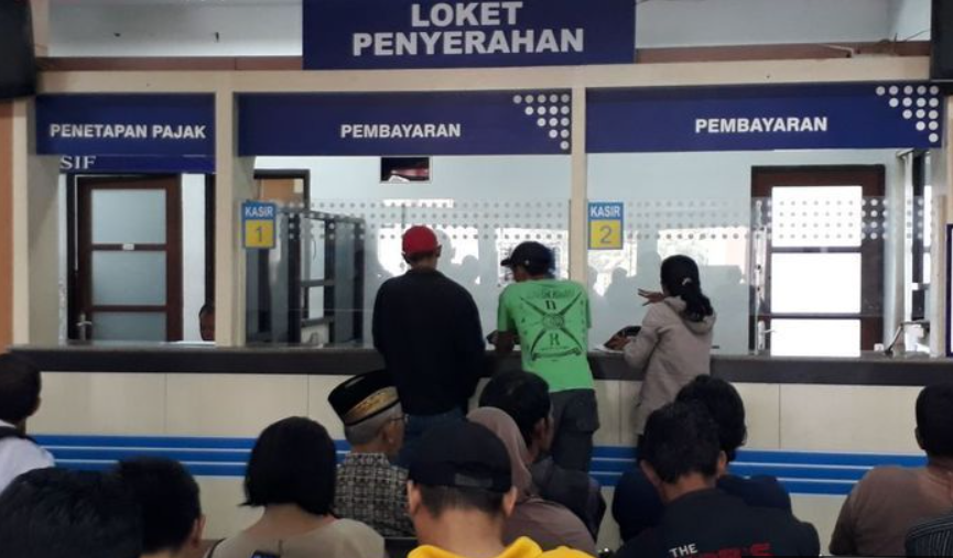 Ilustrasi bayar pajak kendaraan.