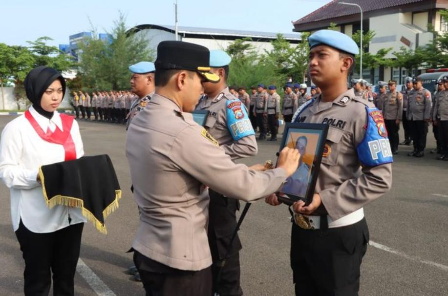 upacara Pemberhentian Tidak Dengan Hormat (PTDH) terhadap Bripka S dan Bripka R yang merupakan Anggota Satsamapta Polres Sumenep, Senin (11/12/2023).(Polres Sumenep)