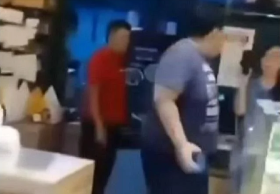 Viral Anak bos toko roti mengamuk lempar kursi ke karyawan di Penggilingan, Cakung, Jakarta Timur. (Foto tangkapan layar).