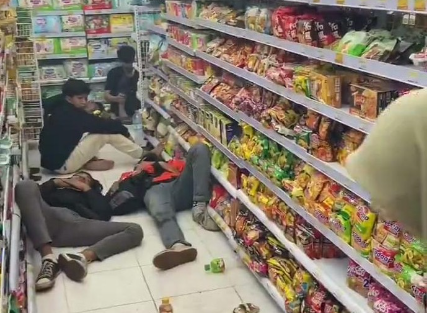 Viral komunitas CB makan-tidur serta mengotori minimarket di Nganjuk (Foto: Dok. Istimewa/tangkapan layar)
