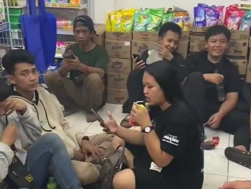 Viral komunitas motor CB di makan-tidur di minimarket di Warujayeng, Nganjuk (Foto: Dok. Istimewa/tangkapan layar)