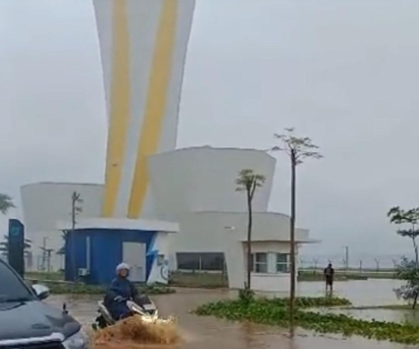 Bandara Dhoho Kediri disebut-sebut tergenang banjir. Kabar itu beredar disertai dengan video yang viral di media sosial (medsos). (Foto: tangkapan layar)