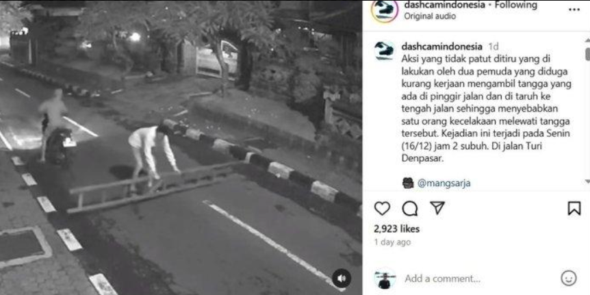 Beredar video menunjukkan dua orang pemuda yang menaruh tangga di jalan dan menyebabkan kecelakaan pengendara motor, viral di media sosial.