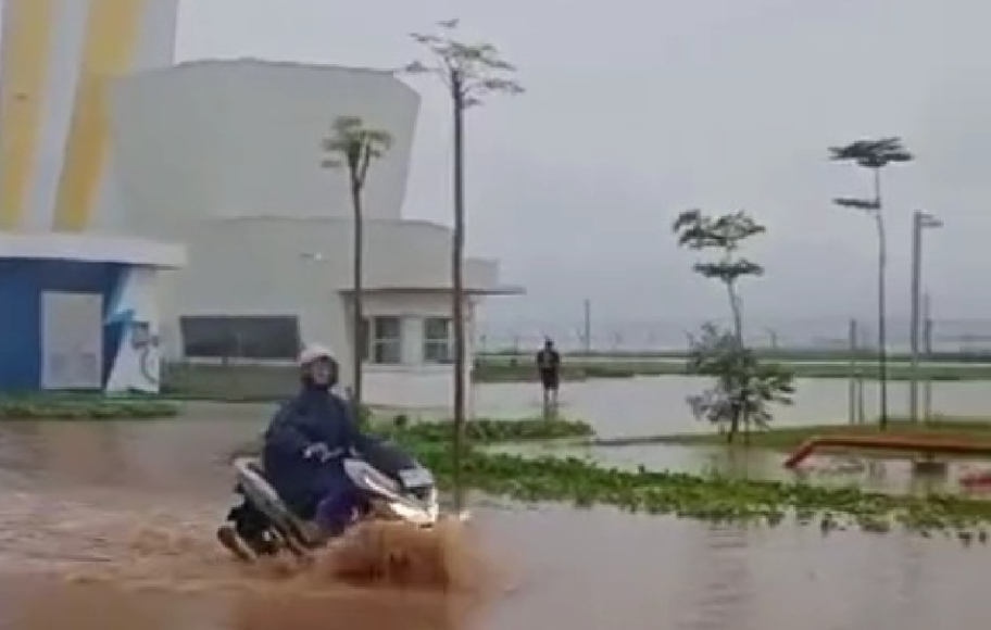PT Angkasa Pura I (AP I) mengklarifikasi video viral genangan air di Bandara Dhoho Kediri yang tersebar di media sosial pada 23 Desember 2024. (Beritasatu.com/Anis Firmansah)